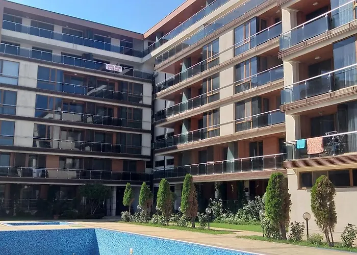 Апартаменти В Поморие Комплекс На Първа Линия Плаж * ポモリエ